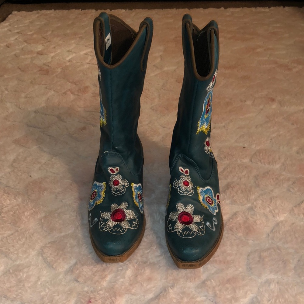 Boots - Picture 2 of 3